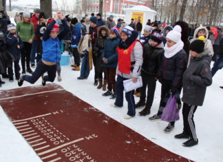 В минувшее воскресенье 18 февраля 2018 года в Городском саду было многолюдно и весело. На празднике «Широкая тверская Масленица» работала площадка ГТО, на которой каждый желающий мог попробовать свои силы в испытаниях комплекса ГТО: прыгнуть в длину с места толчком двумя ногами, сделать наклон вперед из положения стоя на гимнастической скамье; поднять рывком гирю весом 16 кг.