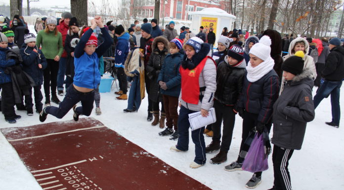 В минувшее воскресенье 18 февраля 2018 года в Городском саду было многолюдно и весело. На празднике «Широкая тверская Масленица» работала площадка ГТО, на которой каждый желающий мог попробовать свои силы в испытаниях комплекса ГТО: прыгнуть в длину с места толчком двумя ногами, сделать наклон вперед из положения стоя на гимнастической скамье; поднять рывком гирю весом 16 кг.
