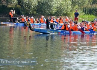 На лодках класса «Дракон» водную дистанцию в 200 метров покорили дети и подростки с особенностями здоровья и развития.