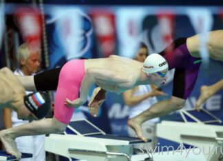 Мастер спорта Илья Жуков успешно выступил в заплывах на спине.