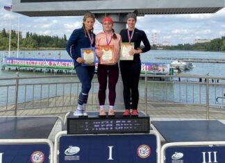 17-летняя тверская байдарочница выиграла гонку среди женщин в Краснодаре