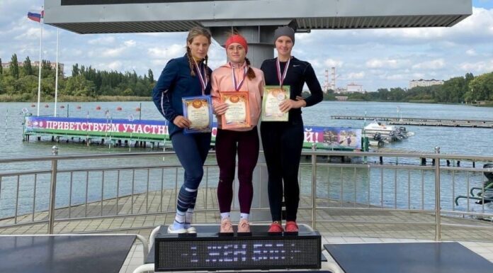 17-летняя тверская байдарочница выиграла гонку среди женщин в Краснодаре