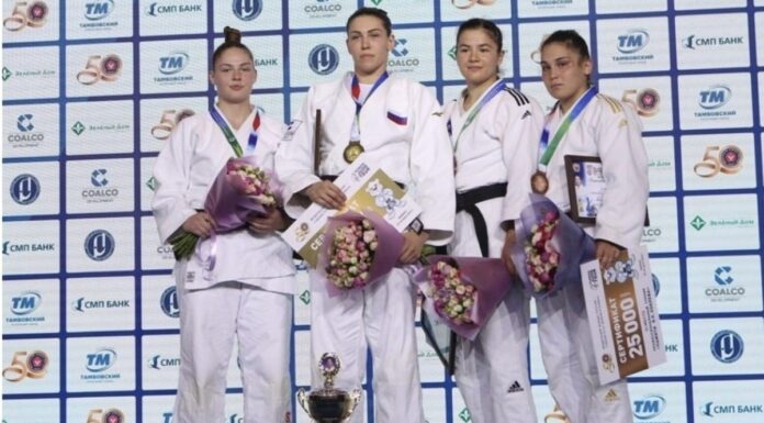 Антонина Шмелева поднялась на высшую ступень пьедестала почета среди женщин в весе до 78 кг.