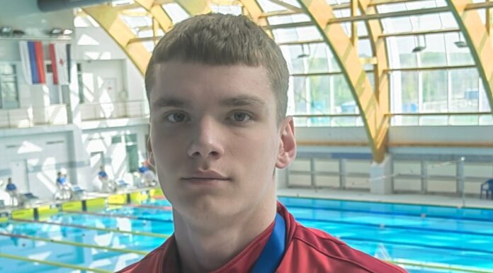 Иван Гусев стал призером национальных соревнований в заплывах на 50 и 100 метров на спине.