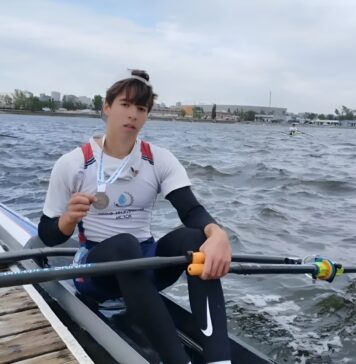 18-летний Тимофей Иванов завоевал серебряную медаль в одиночке легкого веса.